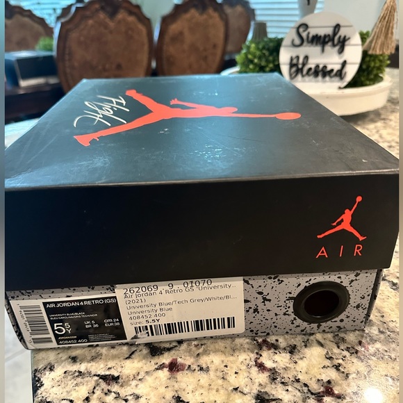 Air Jordan 4 Retro University Blue size 5.5